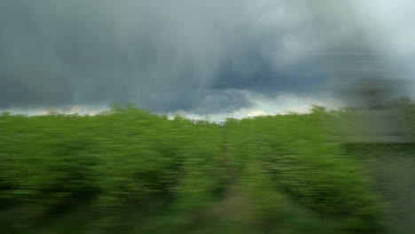 Blick-Vom-Zug-Auf-Naturlandschaften-Und-Schwere-Wolken