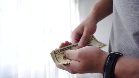 manos contando mucho dinero en efectivo