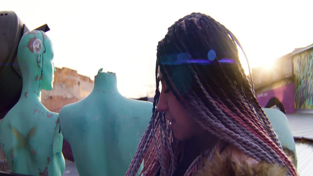 joven con trenzas coloridas al aire libre