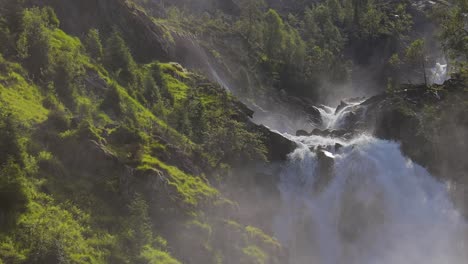 latefossen es una de las cascadas más visitadas de noruega y se encuentra cerca de skare y odda en la región de hordaland, noruega. consiste en dos arroyos separados que fluyen desde el lago lotevatnet.