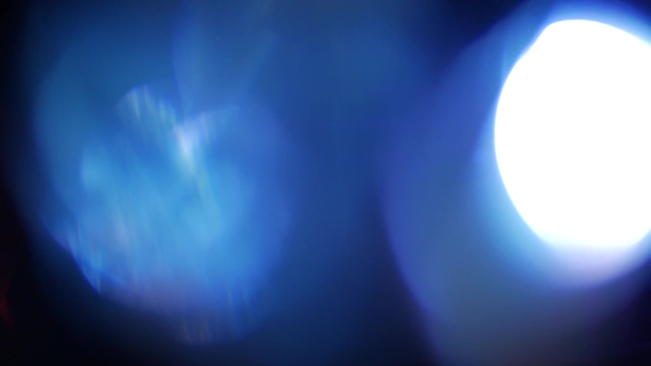 Superposición dinámica de fugas de luz y destellos de lente azules y blancos
