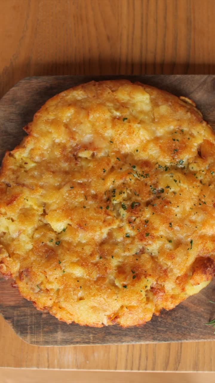 Toma cenital con zoom de Frika, plato tradicional de Tolmin, valle de Soca, Eslovenia, toma vertical
