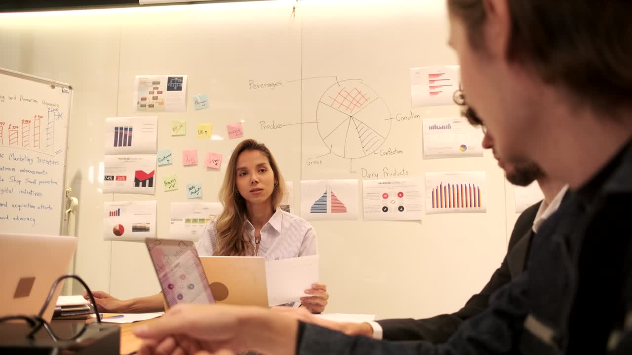 reunión de trabajo en equipo profesional multirracial con compañeros de trabajo en la oficina de negocios.