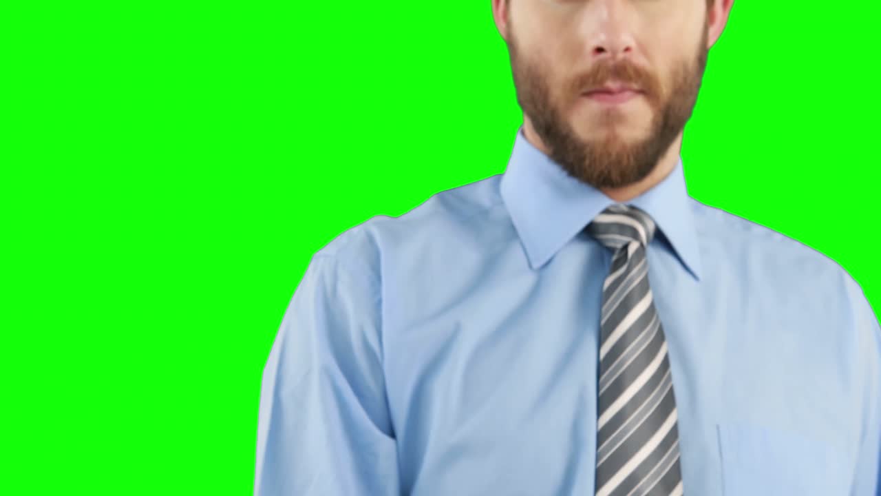 un hombre de negocios reflexivo escribiendo en una pizarra invisible.