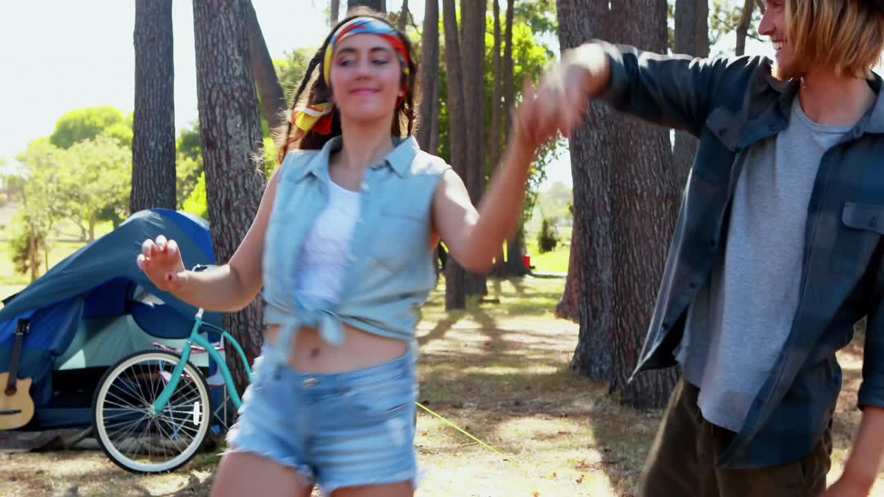 pareja bailando en el festival 4k