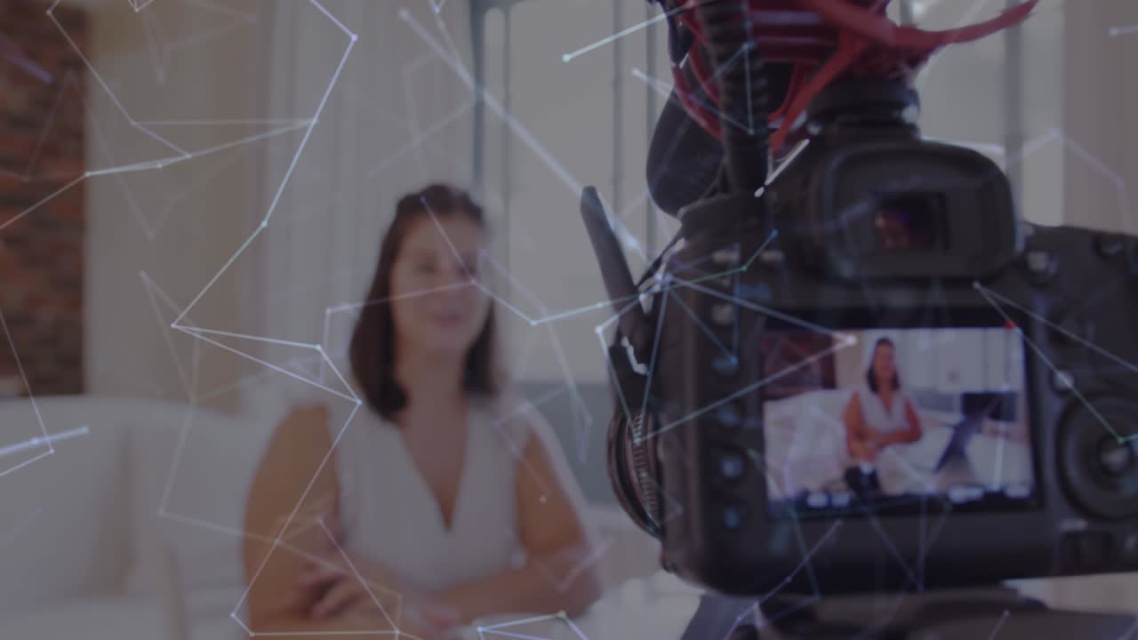 animación de la red de conexiones a través de la pantalla de la cámara con una vlogger femenina grabando vlog en casa