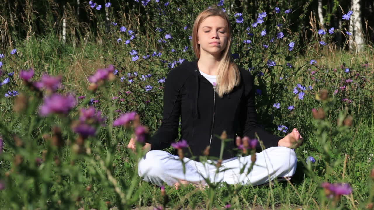 mujer meditando en el parque de la ciudad
