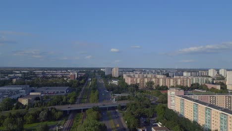 paisaje urbano campo de deportes en medio de edificios de gran altura