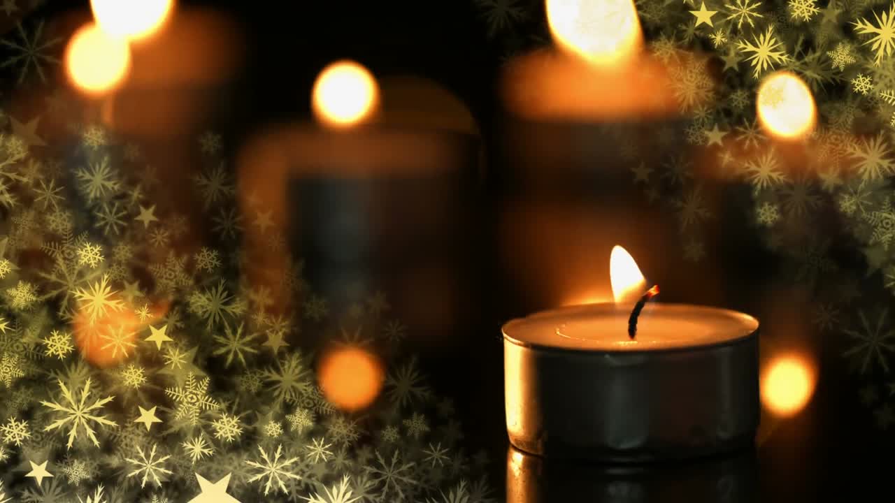 vela de navidad ardiendo con copos de nieve