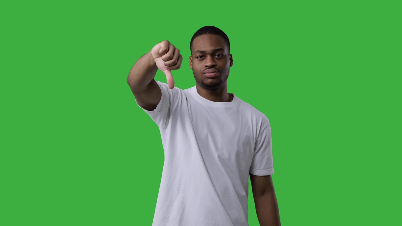 hombre infeliz dando pulgares hacia abajo gesto