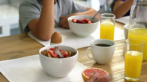 familia feliz tomando el desayuno