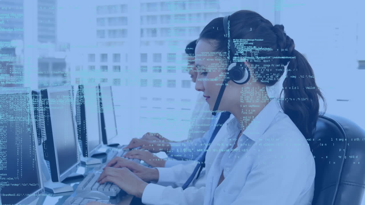 animación del procesamiento de datos sobre diversas personas de negocios que usan auriculares telefónicos