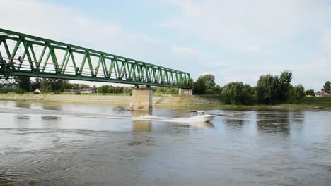 Flussboot-Fährt-Vorbei