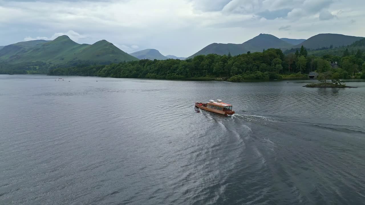 imágenes de drones de derwentwater, keswick, un lago tranquilo con botes fluviales y un cielo tormentoso