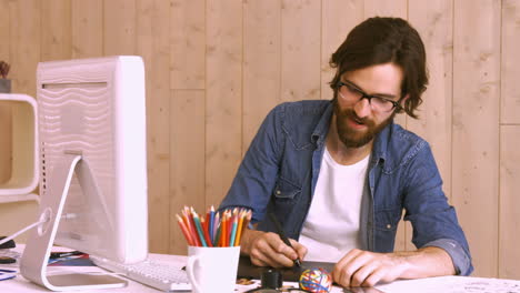 trabajador casual que utiliza la computadora en el escritorio