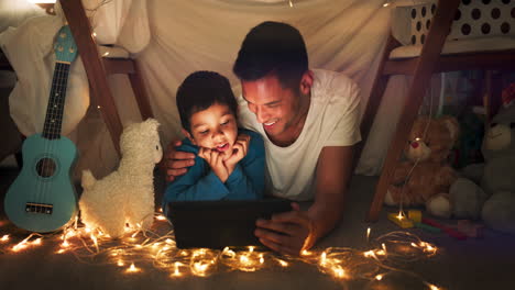 Papá-Y-Niño-Por-La-Noche-En-Una-Tableta-En-Una-Tienda-Mirando