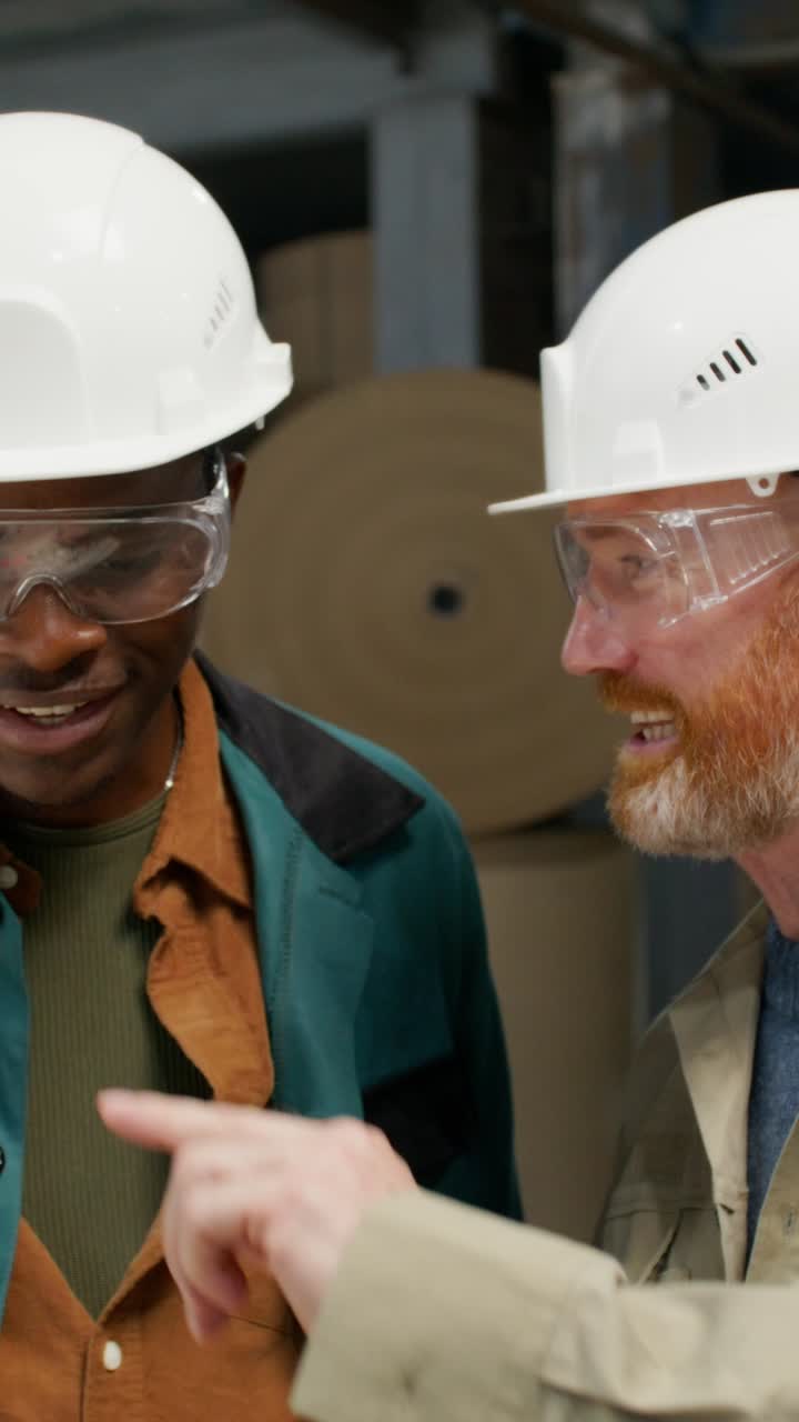 trabajadores de la fábrica discutiendo
