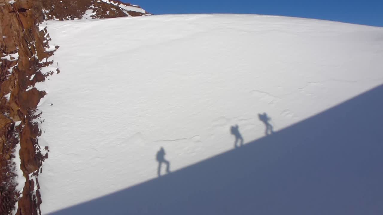 excursionistas en una montaña nevada