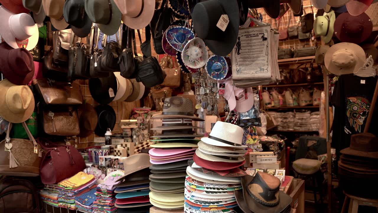 venta de sombreros y souvenirs en la tienda de regalos