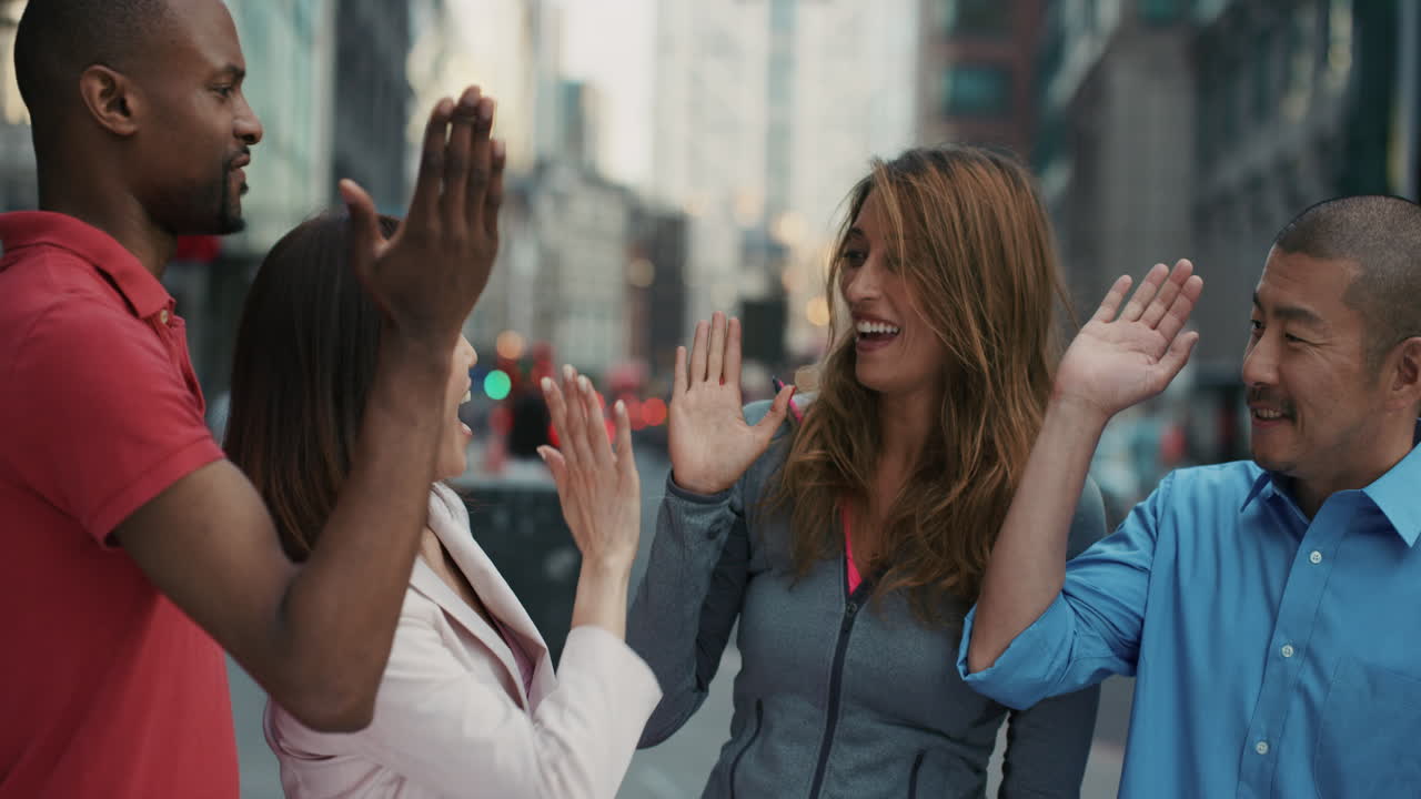 다민족 다양 한 행복 한 사람 들 의 그룹 의 느린 동작 초상화