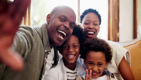 Feliz-Familia-Negra,-Sofá-Y-Selfie-En-Relax