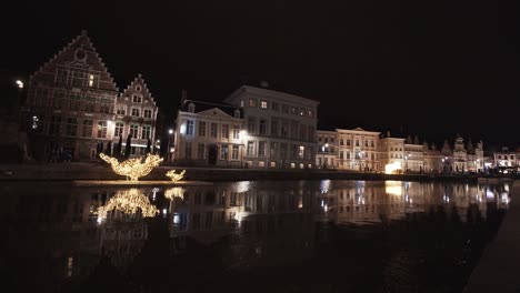 Edificios-En-El-Muelle-De-Korenlei-Con-El-Río-Leie-En-Primer-Plano-Por-La-Noche-En-Gante,-Bélgica