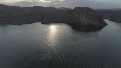 aéreo - lago del desierto después del atardecer