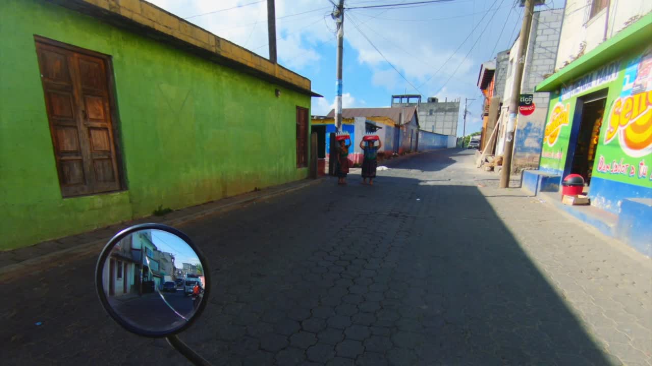 pov de moto por calles rotas y pobreza de guatemala