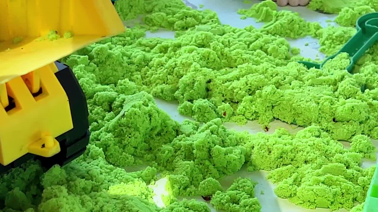 다채로운 모래를 연주하는 아이의 손