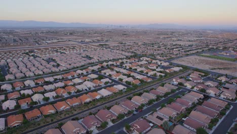 Vista-Aérea-De-La-Expansión-Suburbana-Cerca-De-Las-Vegas-Nevada-1