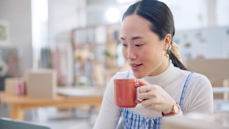 Comercio-Electrónico,-Mujer-Asiática-En-La-Computadora-Portátil-Con-Café