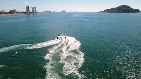 Motos-Acuáticas-Navegando-Por-La-Playa-De-Mazatlán-Sinaloa-En-México