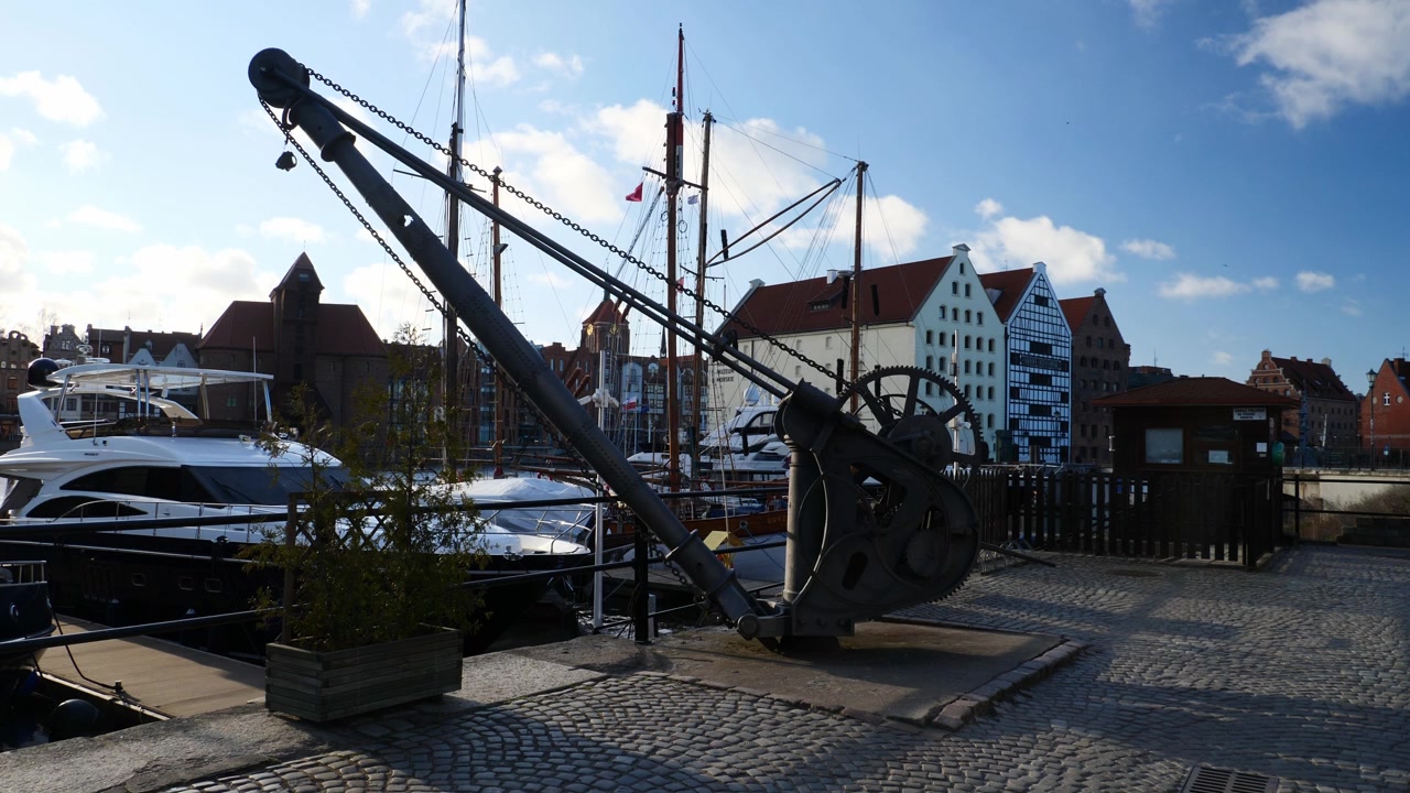 Ein alter Kran, sichtbar im Yachthafen von Danzig, Polen