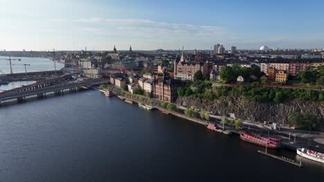 Aerial-view-of-riverfront-with-promenade-and-historical-landmarks