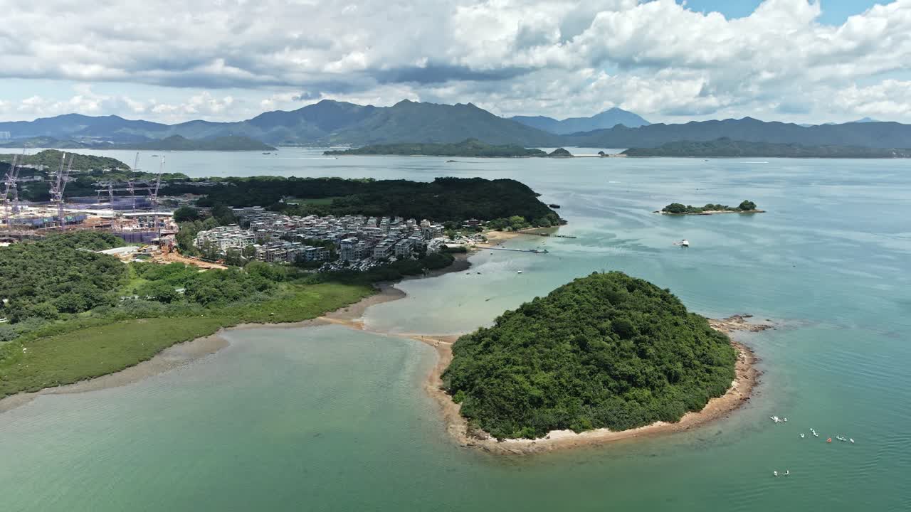 geoparque mundial de la unesco en sai kung con sitio de construcción y pueblo, aéreo