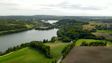 Lago-Brodno-Wielkie-Vecindad-Con-Cinturones-De-Bosques-Y-Caminos-Rurales-Tire-Hacia-Atrás-Aérea