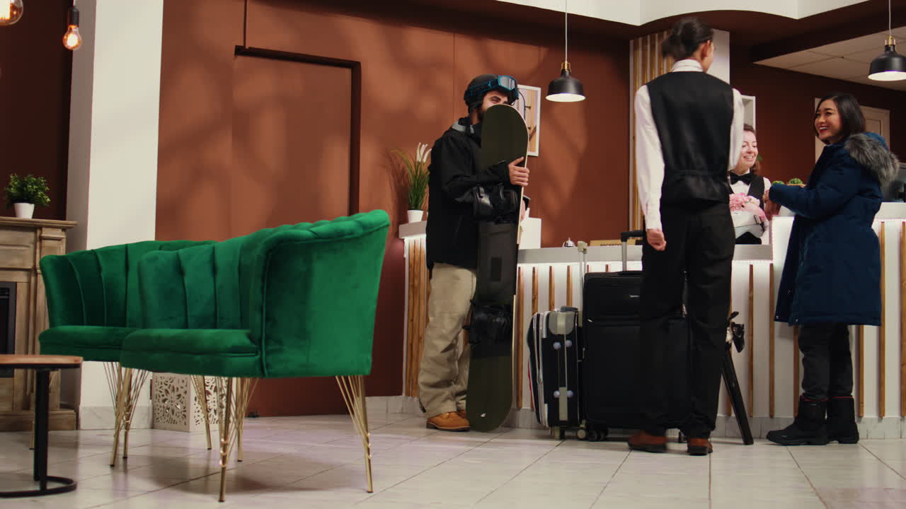 молодые люди с багажом и снаряжением