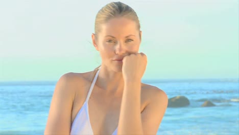 mujer rubia atractiva en una playa