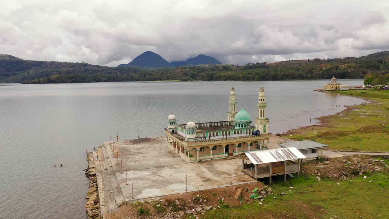 mezquita en la orilla del lago lanao. lanao del sur, filipinas.