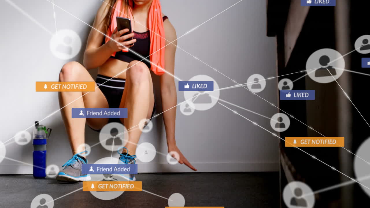 notificaciones de redes sociales animación sobre mujer usando teléfono inteligente durante el entrenamiento