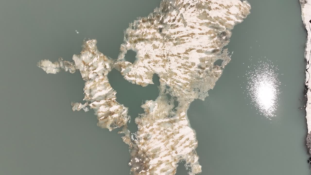 스위스 우르너보덴의 클라우젠파스 (klausenpass) 에 있는 빙하를 내려다보는 공중 전망, 클라우센파스와 빙하 호수인 그리슬리세 (griesslisee) 를 보여준다.