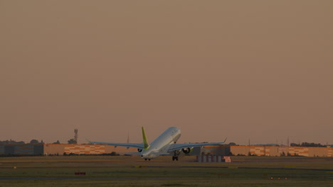 avión despegando al atardecer