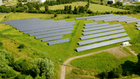 Filas-De-Paneles-Solares-En-Una-Planta-De-Energía-Fotovoltaica-Cerca-De-Gdansk,-Pomerania,-Polonia---Toma-Aérea-De-Drones