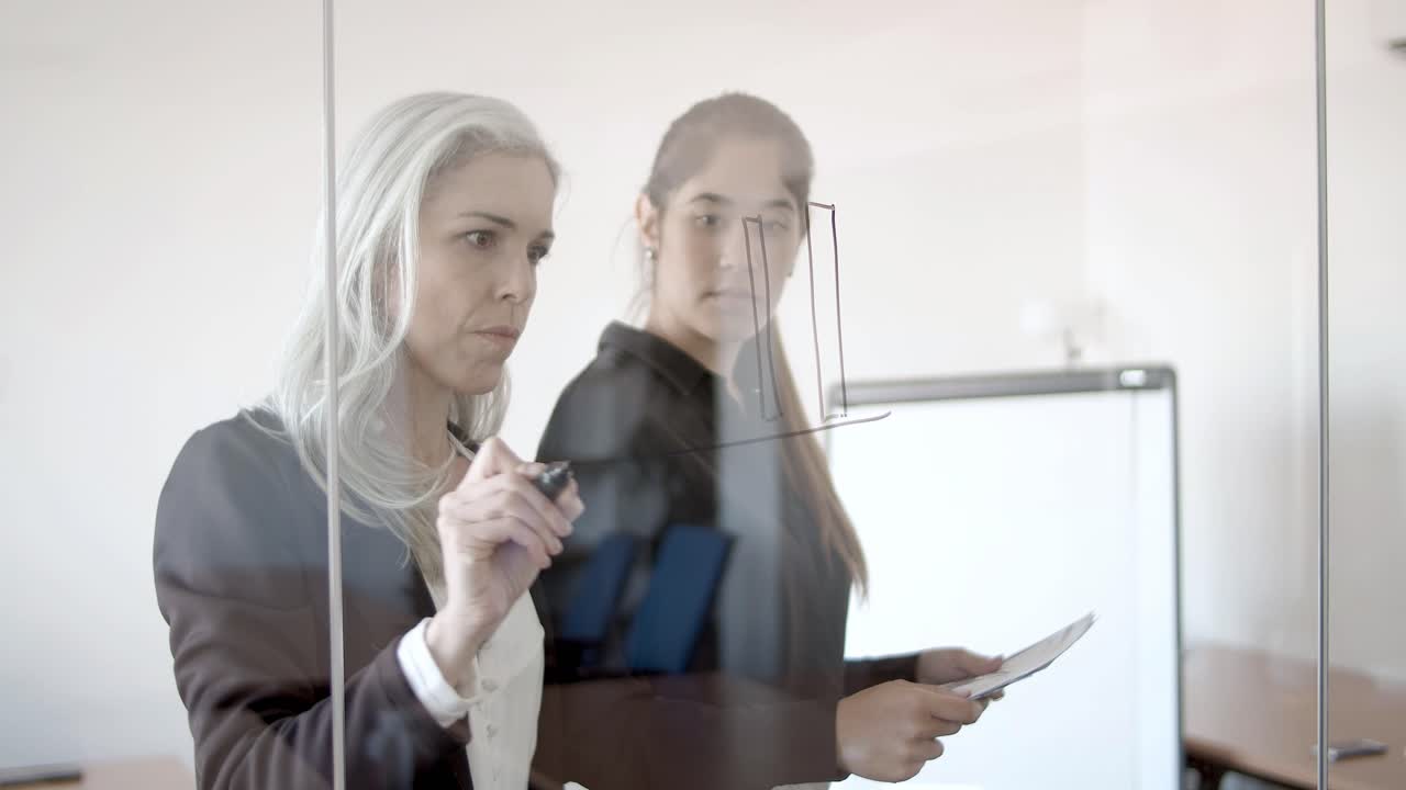 mujer de negocios enfocada dibujando gráfico de crecimiento