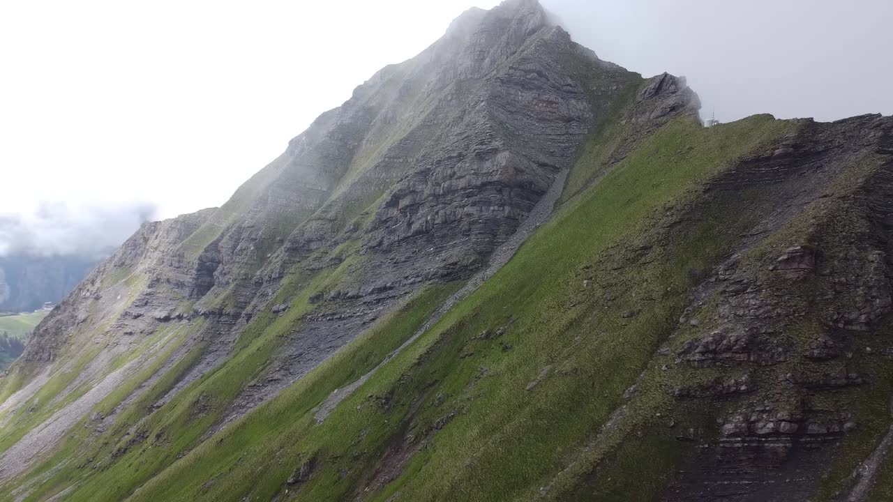 disparo de drone de una montaña oscura en las nubes