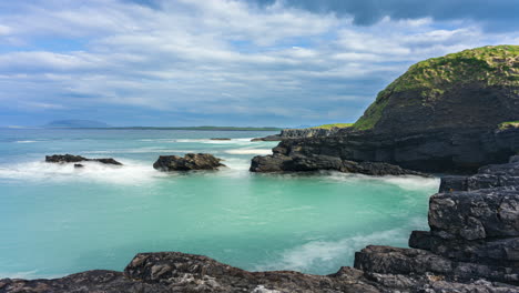 Zeitraffer-Einer-Zerklüfteten-Küste-Mit-Bewegten-Wolken-Und-Meeresfelsen-In-Augris-Head-In-Der-Grafschaft-Sligo-Am-Wild-Atlantic-Way-In-Irland