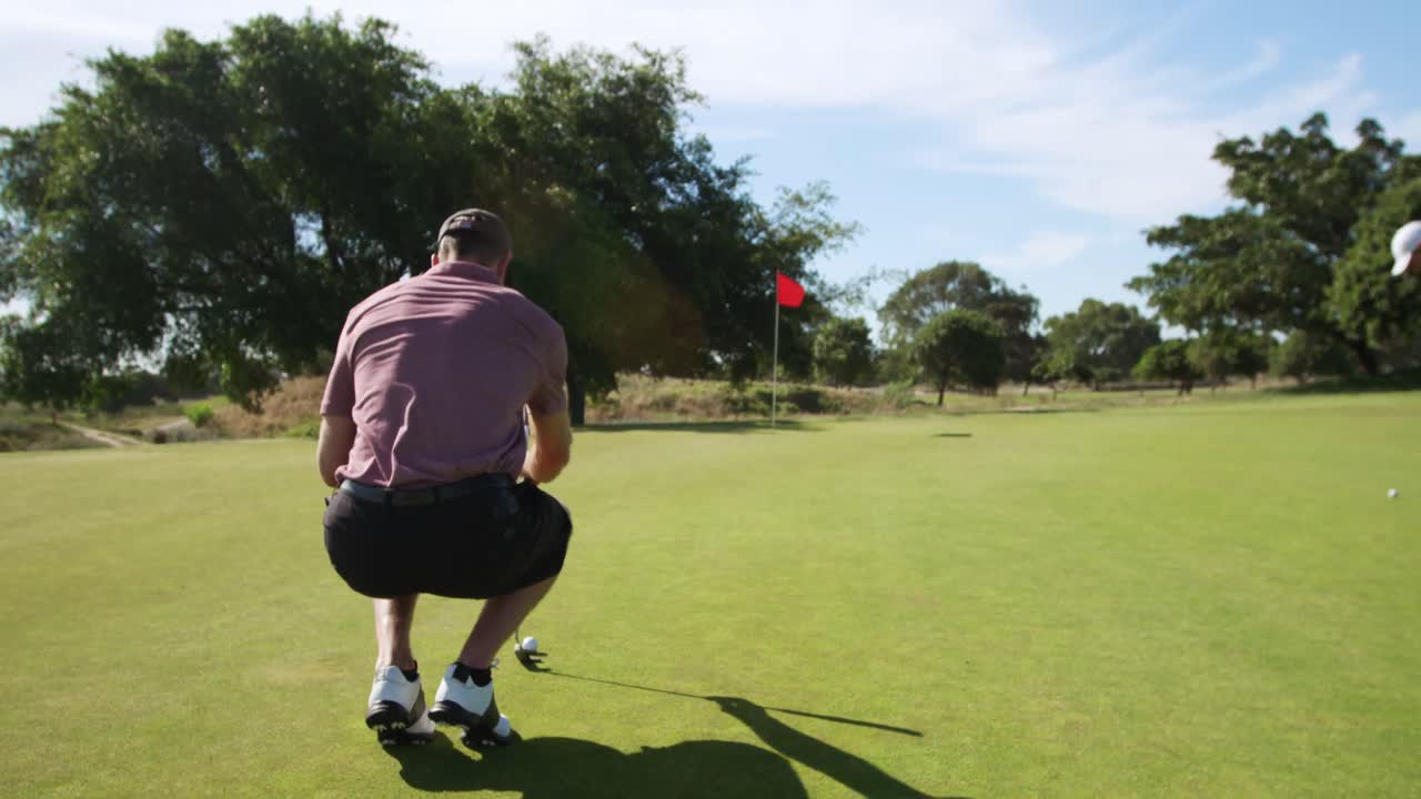 ⁇ 은 날 골프장에서 무 ⁇ 을  ⁇ 고 있는 백인 남성 골프 선수