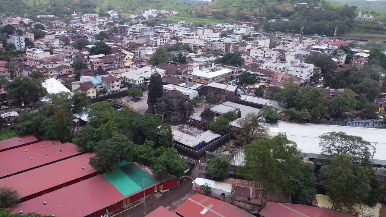 vista aérea del templo trimbakeshwar jyotirling dedicado al dios shiva, paisaje de la ciudad de trimbak en las estribaciones de las montañas brahmagiri y gangadwar, nashik, maharashtra, india