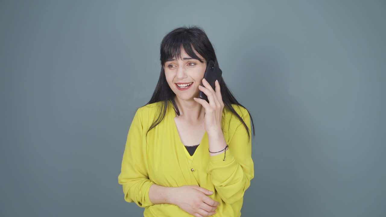 여성이 전화로 복음을 받고 있습니다.