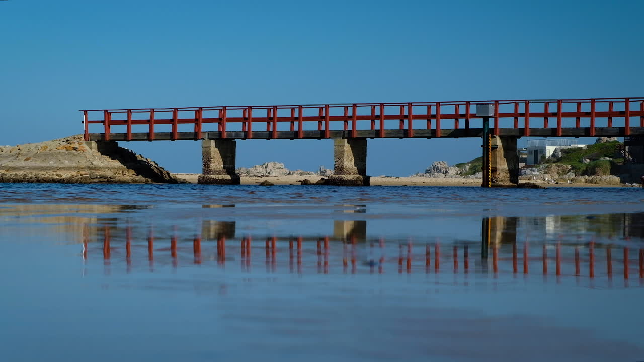 젖은 모래, 클라인몬드, 남아프리카공화국에 반영된 석호 위의 빨간 다리